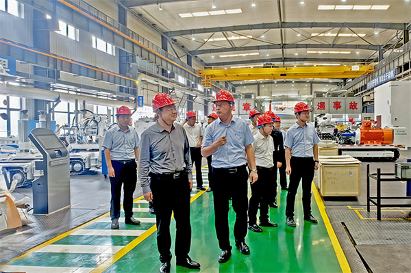 2 图为在浅层地热能供热制冷能源站，考察团一行参观浅层地热能供热制冷示范工程，深入了解了地源热泵技术的场景。.jpg