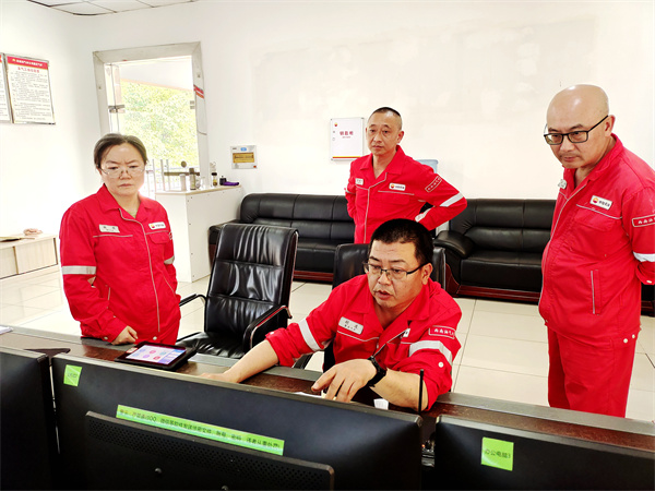 4胡波（右二）与员工一道分析生产数据。.jpg
