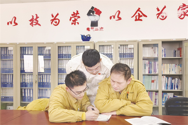 8-4 4 班组成员进行学术交流.jpg