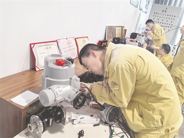 8-5 5 图为在创新工作室进行改造实战.jpg