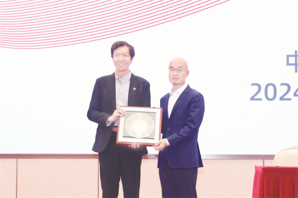 4-1 1 图为双汇发展董事长万宏伟（右）与飞书科技CEO谢欣(1).jpg