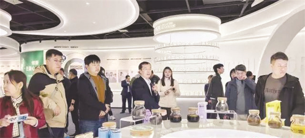 5-1 1 1 采访团参观济南圣泉.jpg