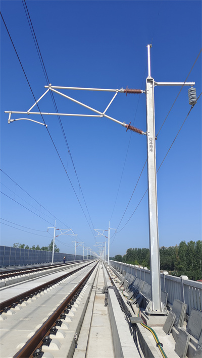 1 3 中国铁建电气化局集团一公司在盐通高铁安装成型后的接触网简统化腕臂。（连进供图）.jpg