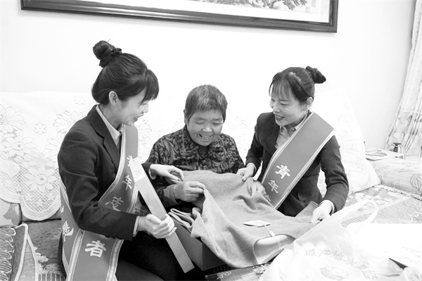 2-2 1 2 志愿者为老人送上保暖内衣.jpg