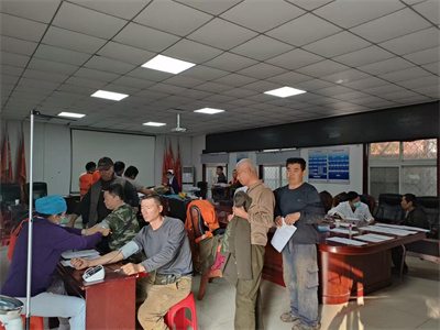 2健康体检进工地 情暖一线农民工.JPG