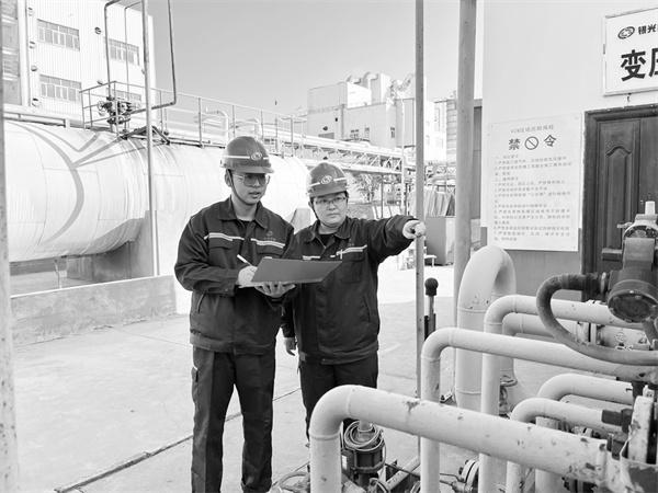 2-4 7，员工查隐患 汪丫惠摄.jpg