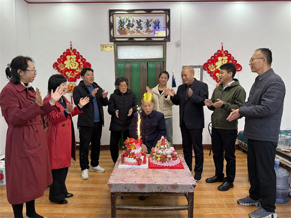 1730981889368443.jpg 1 “为父亲过90大寿”的心愿,实现了! 图为华北测控工会为老人送上祝福。.jpg