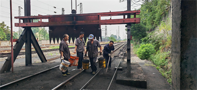 1731739421591542.jpg 3 (前锋配图)职工在火车专用线上回收浮煤.jpg