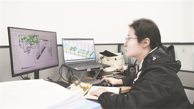 4-1 1 11月11日，连进在电脑上.jpg