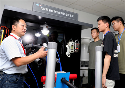 1731740716274950.jpg 图1皖煤工匠向一线产业工人讲授业务技能知识。(1).jpg