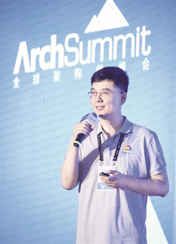 4-2 2，在峰会中演讲的赵霏.jpg