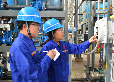 1732363245158190.jpg 4 PVC厂员工现场检查能源仪表运行情况。汪丫惠摄影.jpg