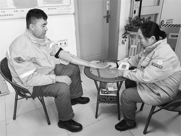 7-3 3站经理给员工测量血压.jpg