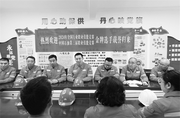 1732542552509508.jpg 2-5 6,文豪在分享夺金经验.jpg