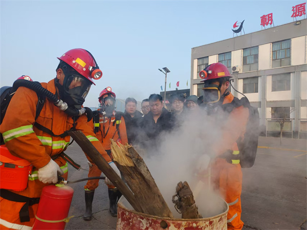 1732623466620213.jpg 3队员为职工演示灭火技巧.jpg