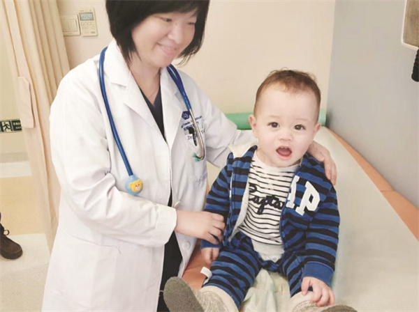 5-2 2必发 工作中的秦艳.jpg