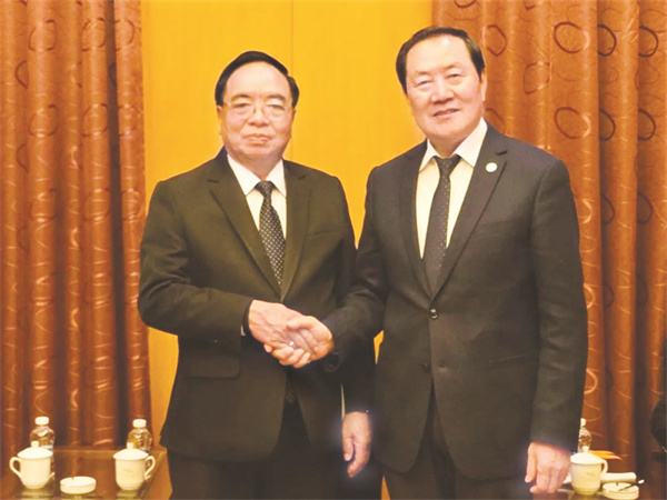 4-3 1 3 权顺基会长与老.jpg