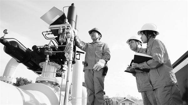 1733138466712927.jpg 6-4 6林涛(左)向实习大学生.jpg