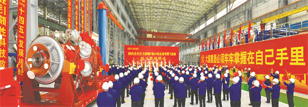 5-2 2国内首台F级50兆瓦重型燃气轮机完工发运.jpg