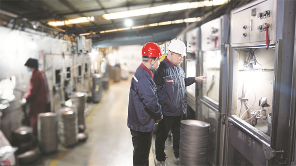 4-5 4 1 必发 董事长田广周在车间指导工作.jpg