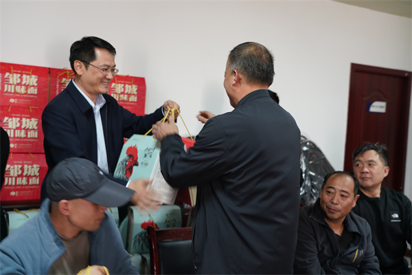 图1“援建职工的急难愁盼配图 为绿塘援建职工送上山东特产_proc.jpg