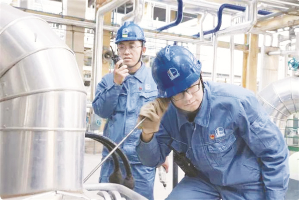 1733405564460174.jpg 8-2 2 济南炼化员工认真检查设备运行情况.jpg