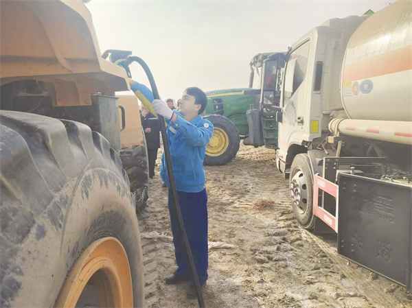 5-6 6喀什公司员工送油下乡为客户服务.jpg