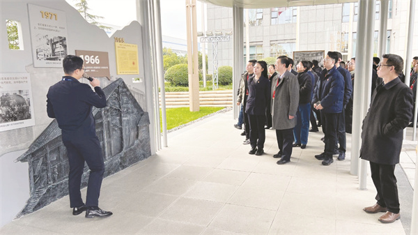 1-3 1 3 与会领导、嘉宾参观东方汽轮机园区.jpg