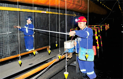 1 重细节保质量，撑起安全“保护伞”。 掘进四队队长成飞对照安全生产标准化标准开展“菜单式”验收.jpg