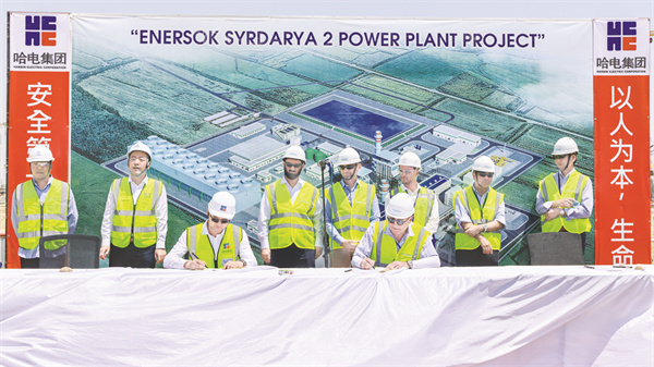 8-4 项目各方高层会签安全章程仪式.jpg