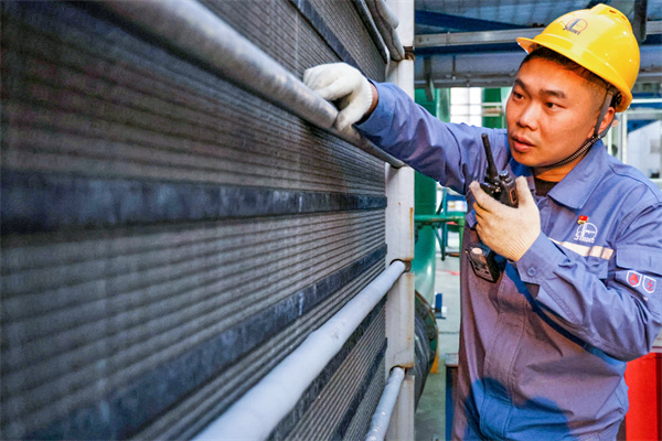 1734431817958264.jpg 7 刘畅检查装置夜间换热器运行情况.jpg