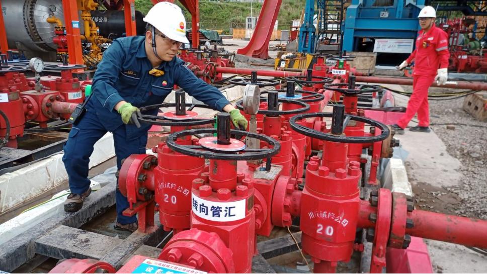 1 图为张俊良逐一核实测试流程闸门。摄影：雷震中.jpg