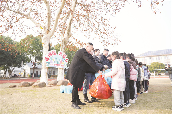 8-2 4“温暖行动”进行时.jpg