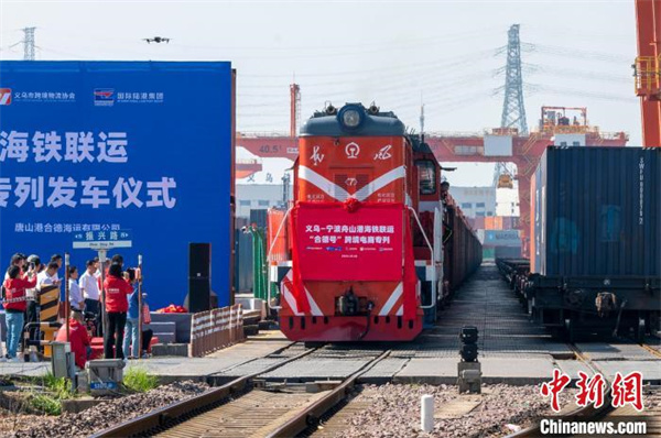 4 10月18日，海铁联运“合德号”专列从铁路义乌西站开行，驶往宁波舟山港。胡肖飞 摄.jpg
