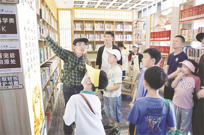 8-1 图1袍控集团：以人为本.jpg