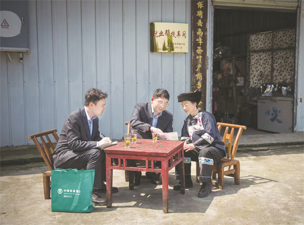 8-1 1 1保靖农行工作人员走进茶.jpg