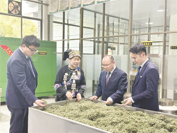 8-3 2 1保靖农商行工作人员.jpg