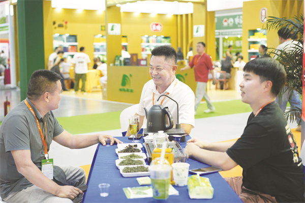 6-6 2 2熊国森（左二）在与客商交谈.jpg