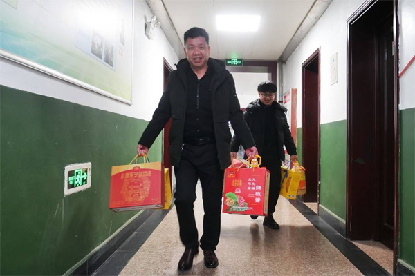 1 发放节日福利.jpg