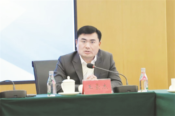 4-2 2 河南省酒业协会副会长、宝.jpg
