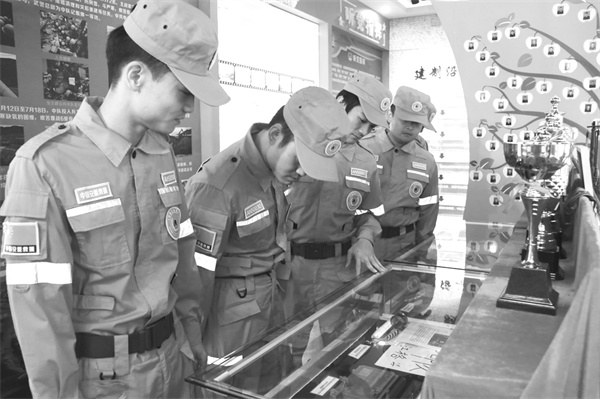 2-1 1 职工参观标兵中队荣誉室.jpg