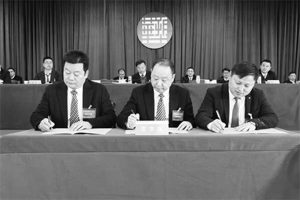 2-2 4 图为公司领导与班子成员签到“军令状”.jpg