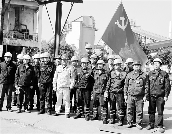 3-5 4 图为参加活动的党员合影留念。.jpg