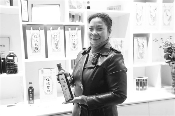 3-2 2 1 保靖仙泉酱油的第七代传承人宋陆军.jpg