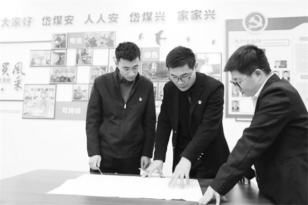 6-1 图1攻关小组就如何降低充填开采成本进行技术研讨。.jpg