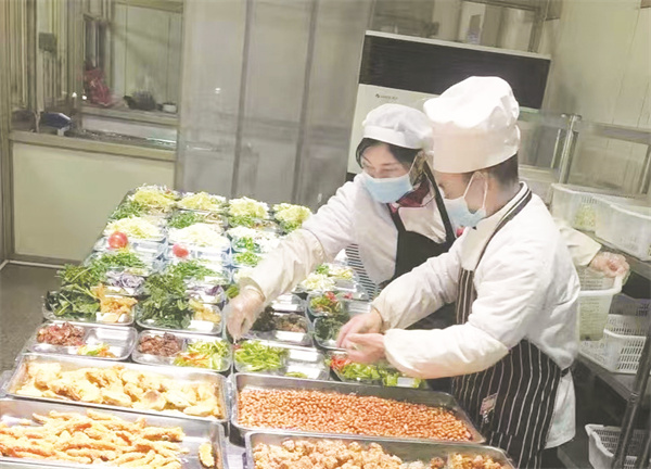 1738750972652598.jpg 8-1 1 节日里的坚守.jpg