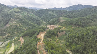 5-1 1 蜿蜒在山岭间的黄百铁路施工便道.jpg