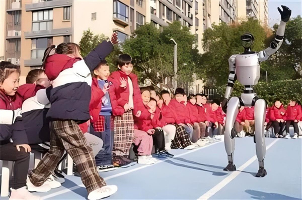 1 图为浙江宁波江北区甬港幼儿园的孩子们在与机器人互动。 江汉 摄.jpg