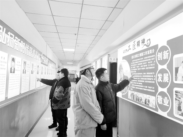 2-2 4，干部职工在猛虎榜前驻足交流学习.jpg