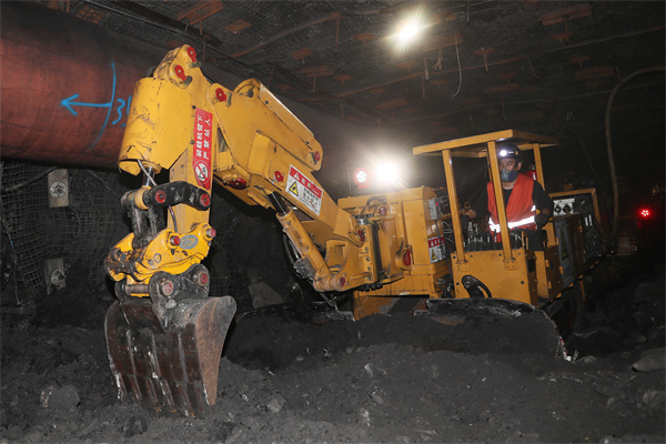 1739668177228141.jpg 2 图为一号煤矿814置换巷道煤矸石回填的画面.JPG